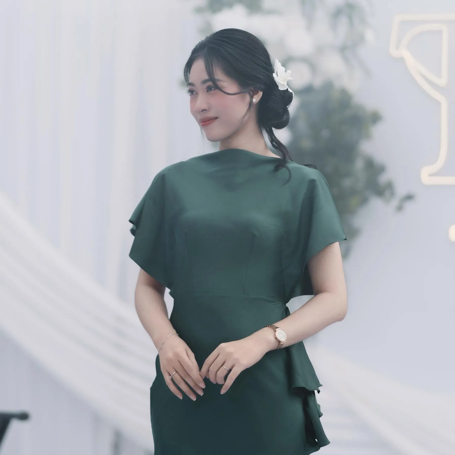 Chân dung Bạch Quyên trong váy xanh rêu, tóc cài hoa trắng