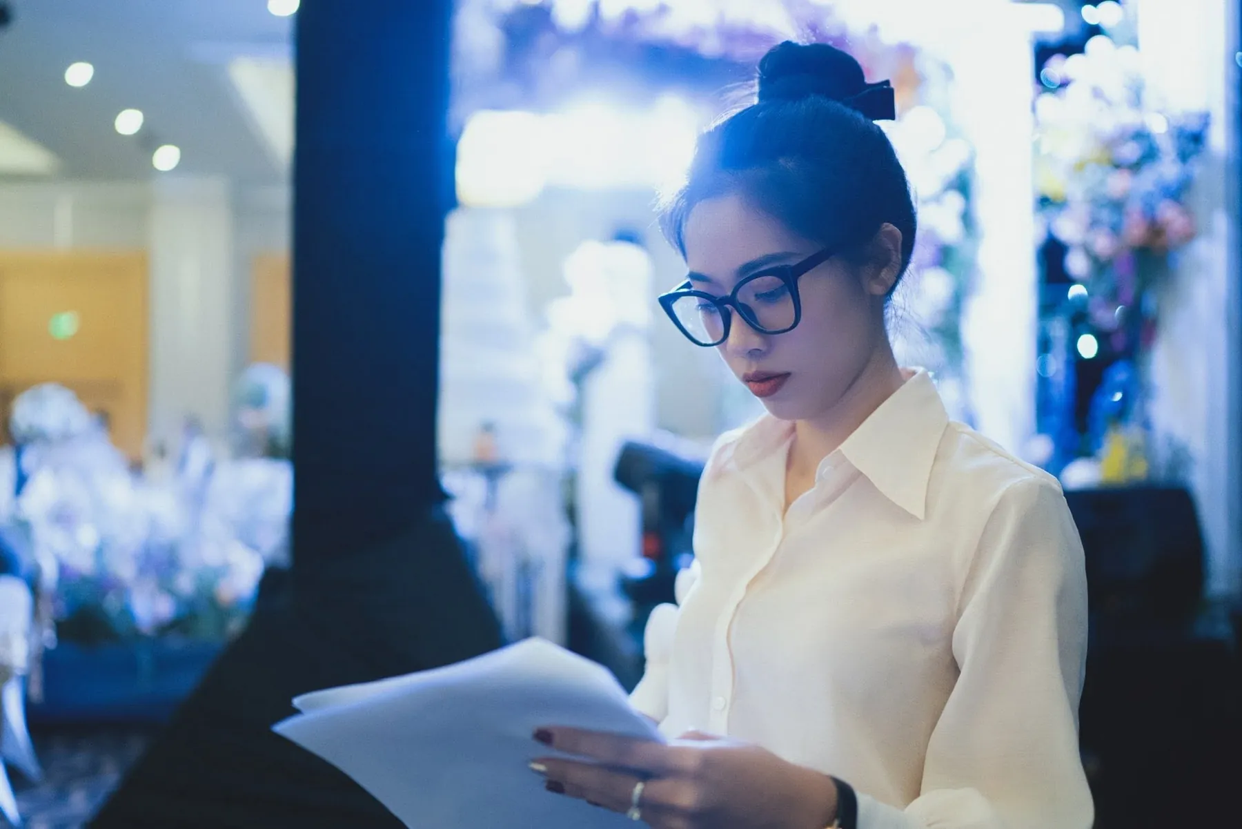 Bạch Quyên đọc kịch bản sau cánh gà