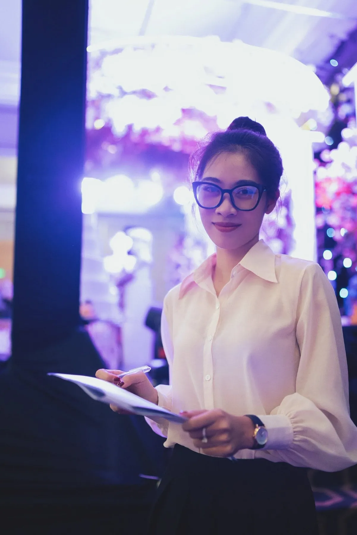 Bạch Quyên cầm kịch bản phía sau sân khấu